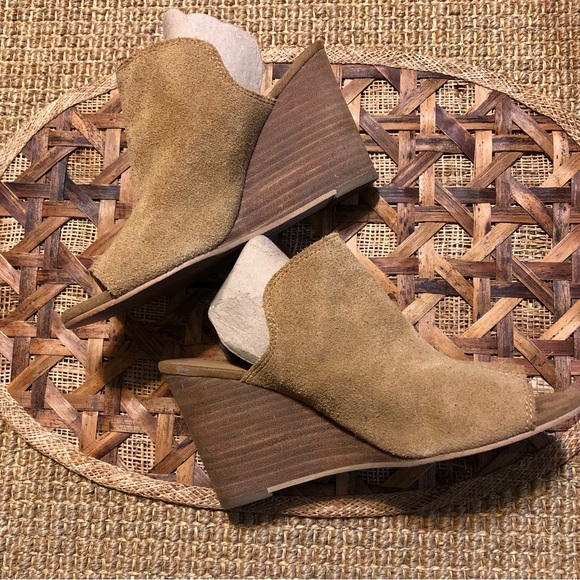 Lucky Brand Hazel Bean Suede Heeled Wedges Open Toe Slip On Size 7.5 - Picture 2 of 7
